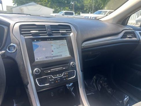 Used 2018 Ford Fusion SE w/ Fusion SE Technology Package FWD image 15
