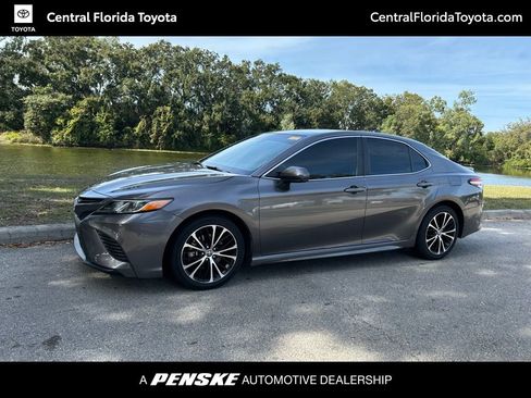 Used 2020 Toyota Camry SE image 1
