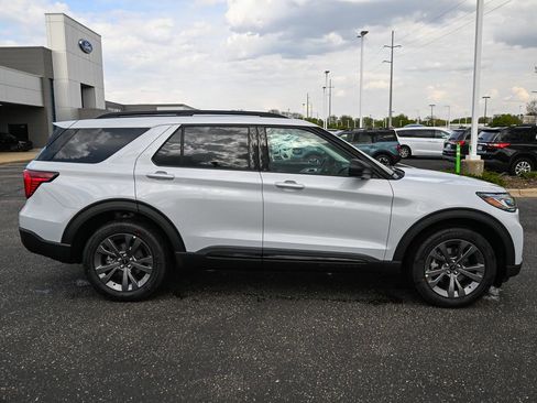 New 2026 Ford Explorer Active w/ Active Comfort Package AWD/4WD image 3
