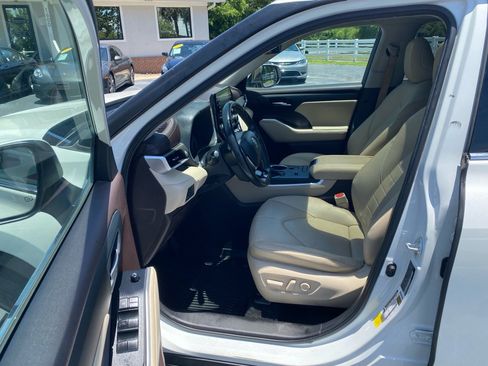 Used 2020 Toyota Highlander XLE FWD image 34