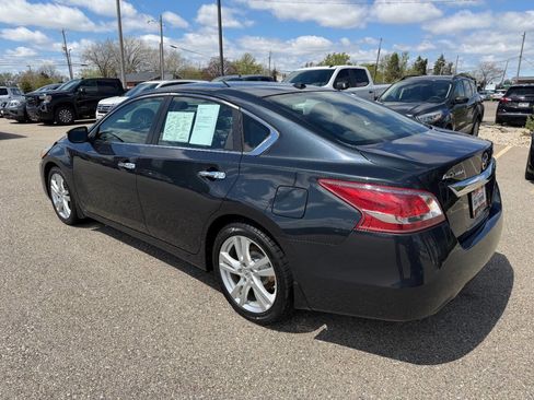 Used 2013 Nissan Altima 3.5 SL w/ Technology Pkg FWD image 3