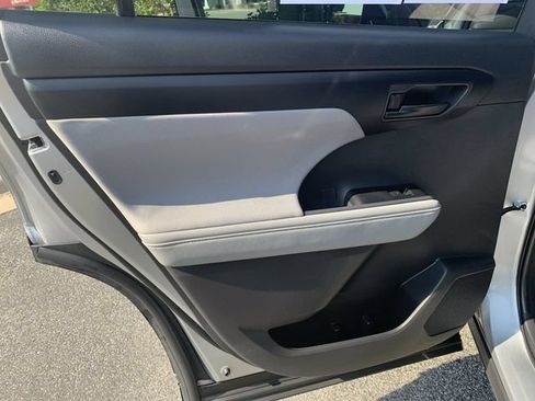 Used 2025 Toyota Highlander LE FWD image 15