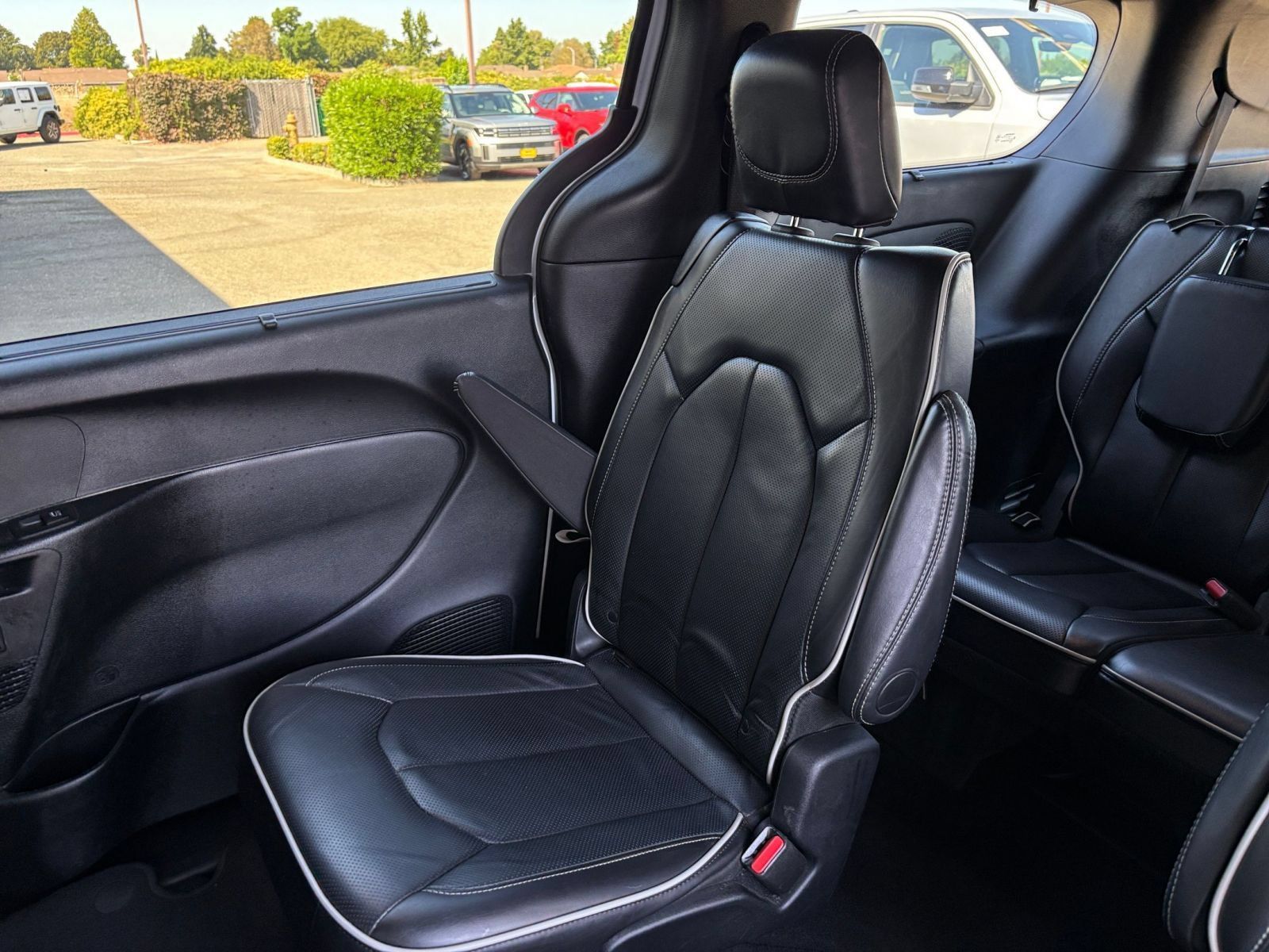 Used 2025 Chrysler Pacifica Limited FWD image 43
