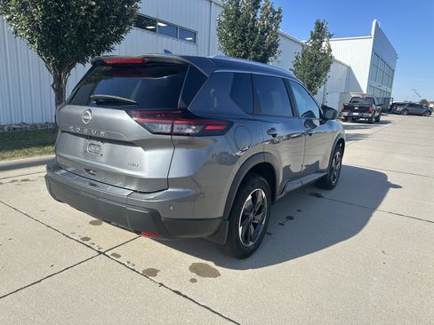 Used 2025 Nissan Rogue SV w/ SV Premium Package AWD/4WD image 14