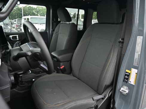 Used 2025 Jeep Wrangler Unlimited Sahara w/ Safety Group AWD/4WD image 12