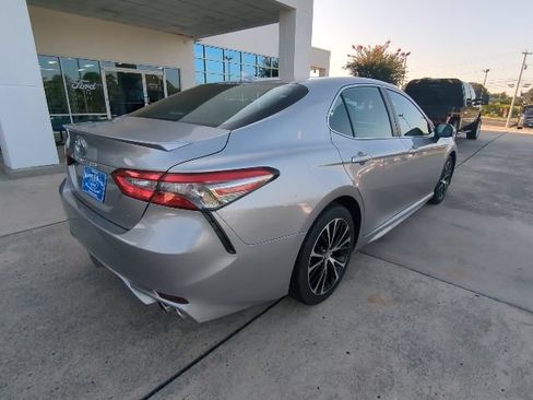 Used 2019 Toyota Camry SE FWD image 7