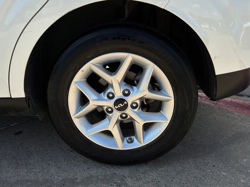 Used 2025 Kia Soul LX w/ LX Technology Package FWD image 9