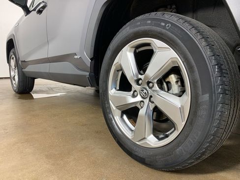 Used 2020 Toyota RAV4 Limited image 15