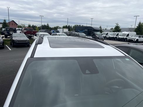 Used 2025 Chrysler Pacifica Premium FWD image 11