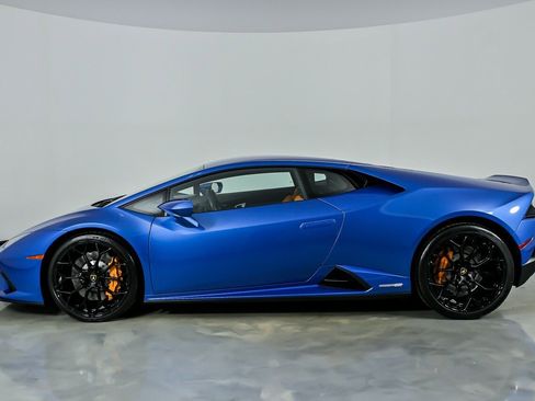 Used 2020 Lamborghini Huracan EVO RWD image 8