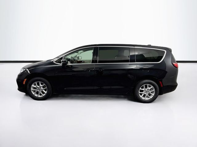 Used 2023 Chrysler Pacifica Touring-L FWD image 5