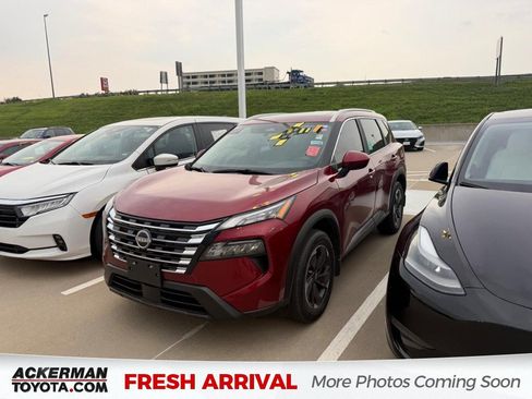 Used 2025 Nissan Rogue SV w/ SV Premium Package FWD image 1