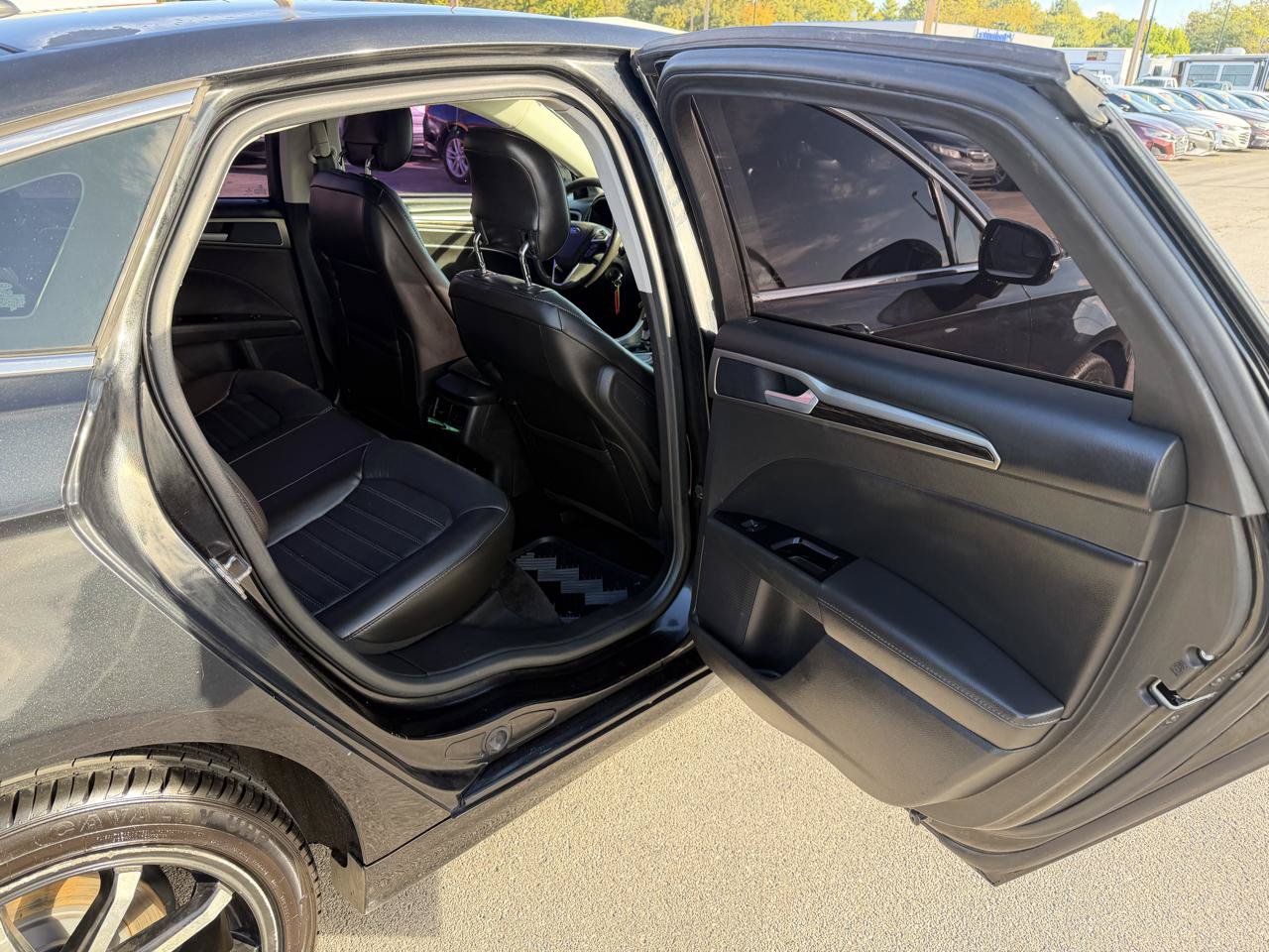 Used 2014 Ford Fusion SE w/ Equipment Group 202A FWD image 10