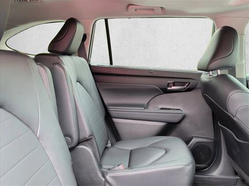 Used 2025 Toyota Highlander XLE FWD image 23