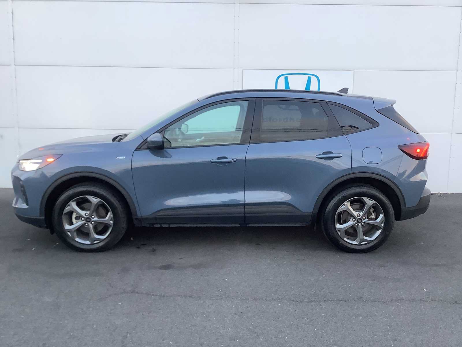 Used 2025 Ford Escape ST-Line Select AWD/4WD image 2