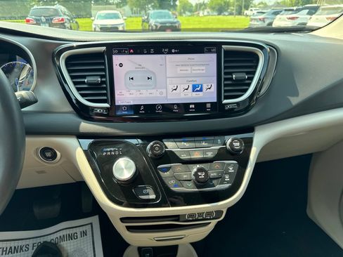 Used 2024 Chrysler Pacifica Touring-L FWD image 17