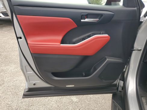 Used 2023 Toyota Highlander XSE image 13