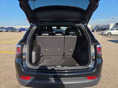 Used 2025 Jeep Compass Latitude image 9