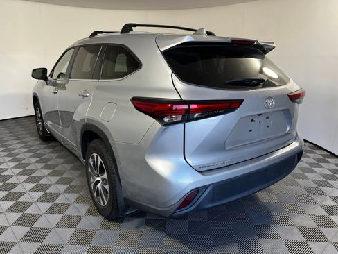 Used 2023 Toyota Highlander XLE AWD/4WD image 7