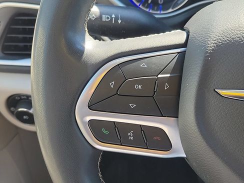 Used 2023 Chrysler Pacifica Touring-L FWD image 27