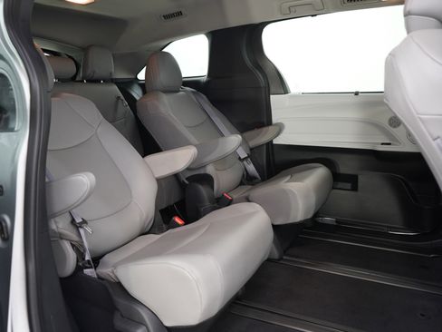 Used 2025 Toyota Sienna XLE FWD image 13