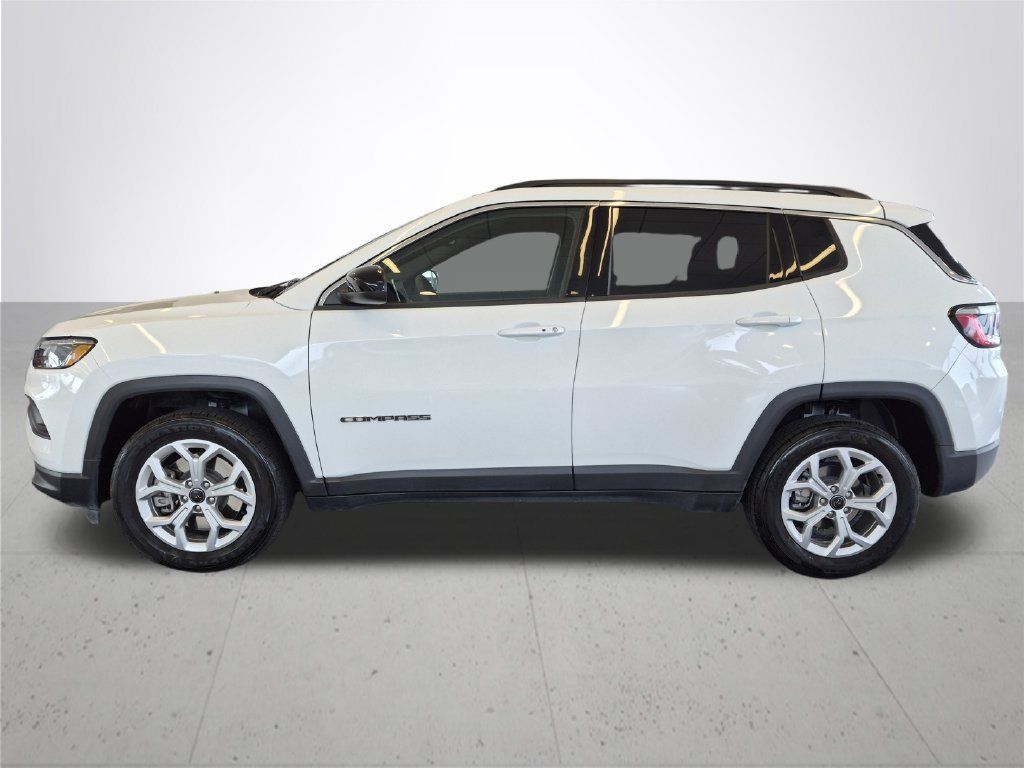 Used 2025 Jeep Compass Latitude AWD/4WD image 11