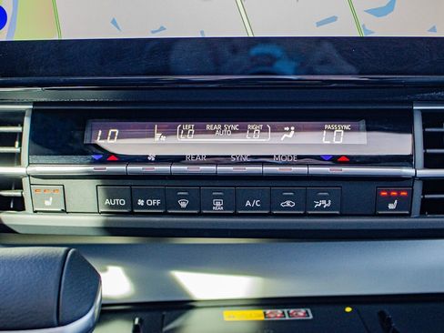 Used 2025 Toyota Sienna XLE image 28