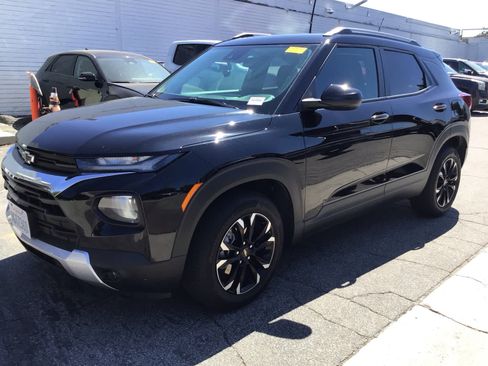 Used 2023 Chevrolet TrailBlazer LT w/ Convenience Package FWD image 2