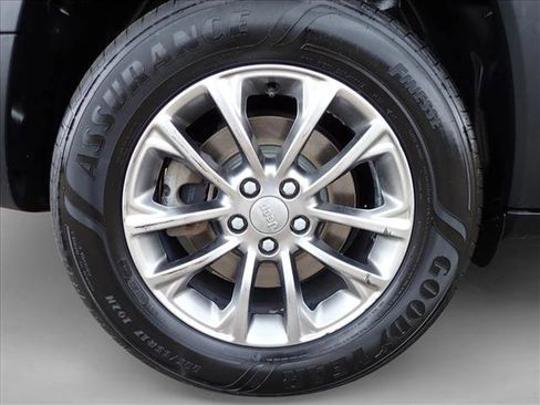 Used 2019 Jeep Cherokee Latitude Plus w/ Cold Weather Group AWD/4WD image 7