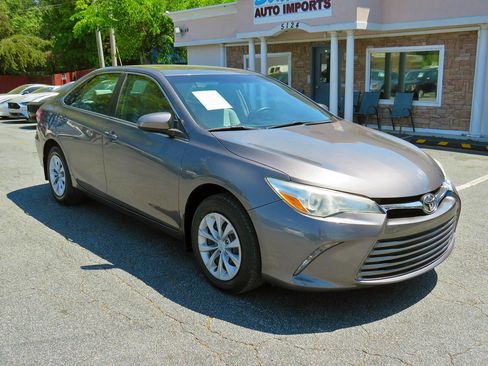 Used 2017 Toyota Camry LE image 5