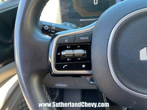 Used 2025 Kia Carnival FWD image 17