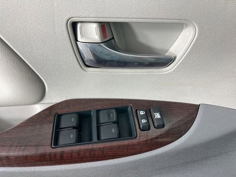 Used 2012 Toyota Sienna XLE image 26