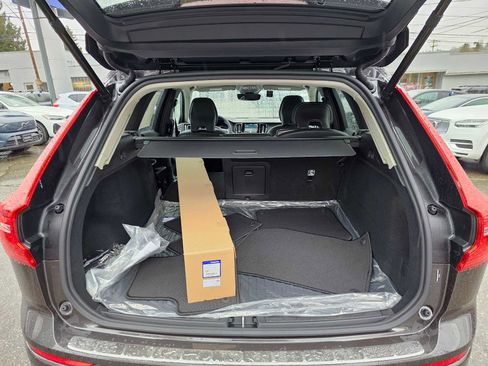 New 2025 Volvo XC60 B5 Core w/ Protection Package Premier image 17