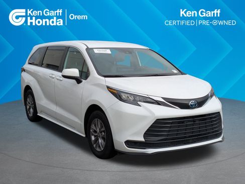 Used 2025 Toyota Sienna LE image 1