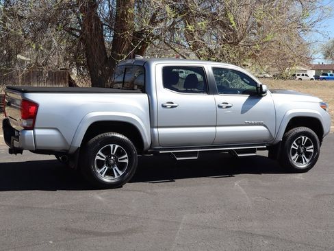 Used 2017 Toyota Tacoma TRD Sport image 4