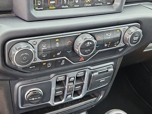 Used 2018 Jeep Wrangler Unlimited Sahara AWD/4WD image 23