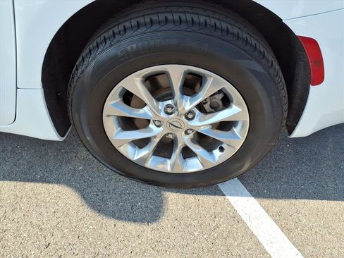 Used 2022 Chrysler Pacifica Touring-L image 8