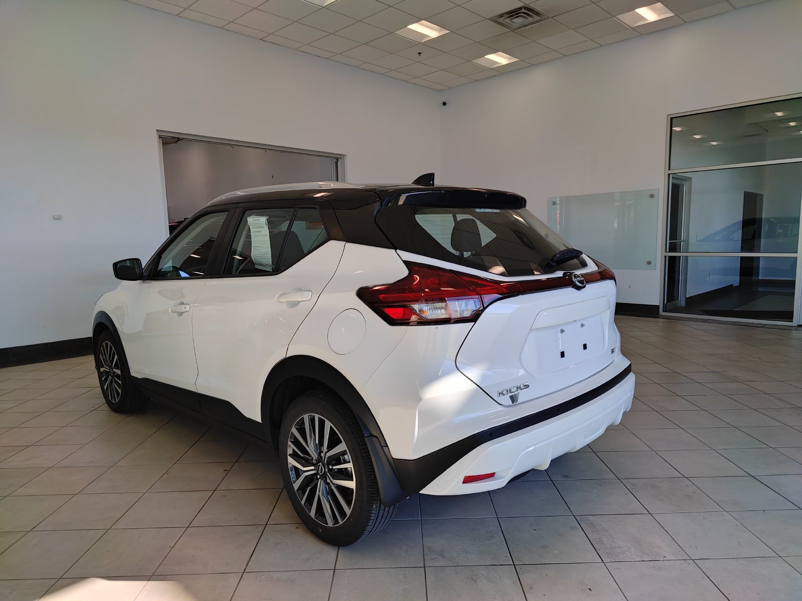 Used 2022 Nissan Kicks SV FWD image 5