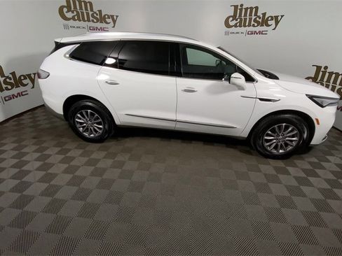 Used 2023 Buick Enclave Essence image 9