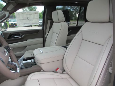 New 2026 GMC Yukon Denali w/ Denali Reserve Package AWD/4WD image 11