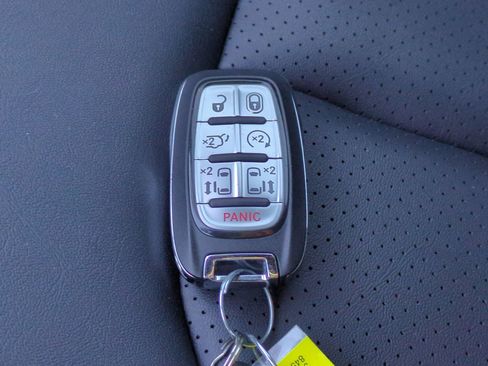 Certified 2025 Chrysler Pacifica Select image 28