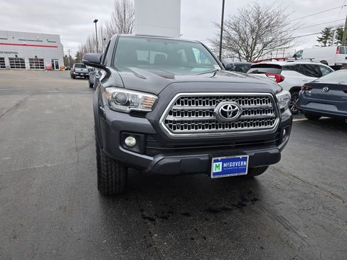 Used 2016 Toyota Tacoma TRD Off-Road w/ Towing Package image 10