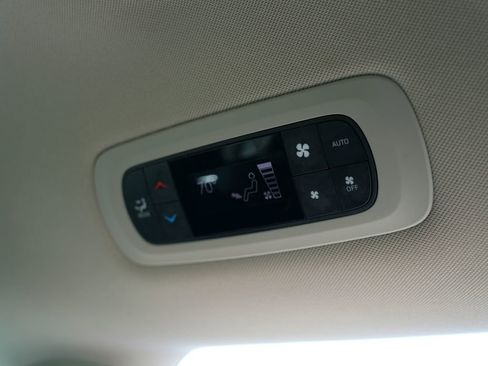 Used 2022 Chrysler Pacifica Touring-L image 11