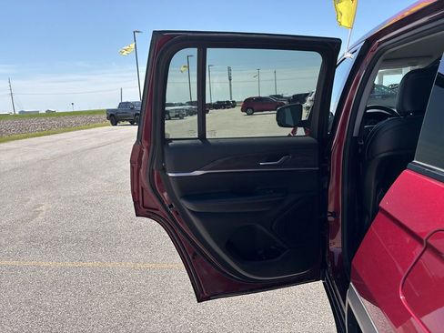 Used 2023 Jeep Grand Cherokee Limited AWD/4WD image 23