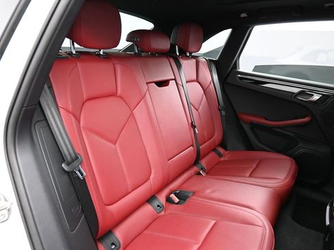 Certified 2025 Porsche Macan image 27