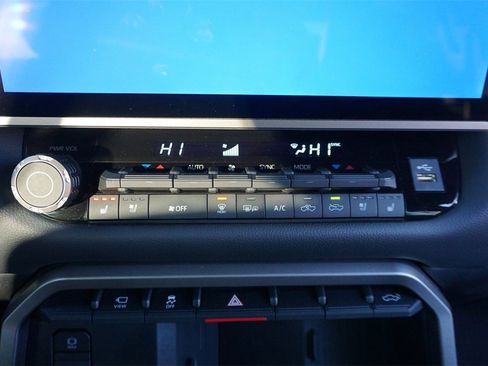 Used 2025 Toyota Tundra Limited image 13