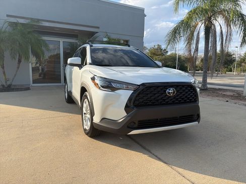 Used 2024 Toyota Corolla Cross LE image 2