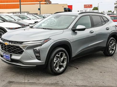 Used 2025 Chevrolet Trax LT FWD image 3
