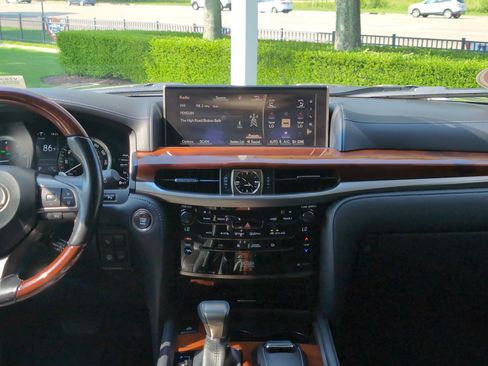 Used 2020 Lexus LX 570 4WD w/ Luxury Package image 30