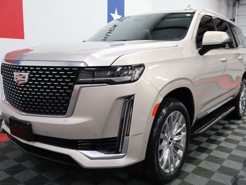 Used 2021 Cadillac Escalade Premium Luxury w/ LPO, Illumination Package AWD/4WD image 3